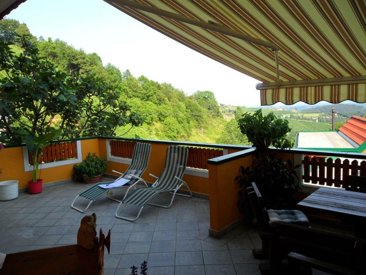 Weingut Stoff Acomodação com café da manhã Kitzeck im Sausal Exterior foto